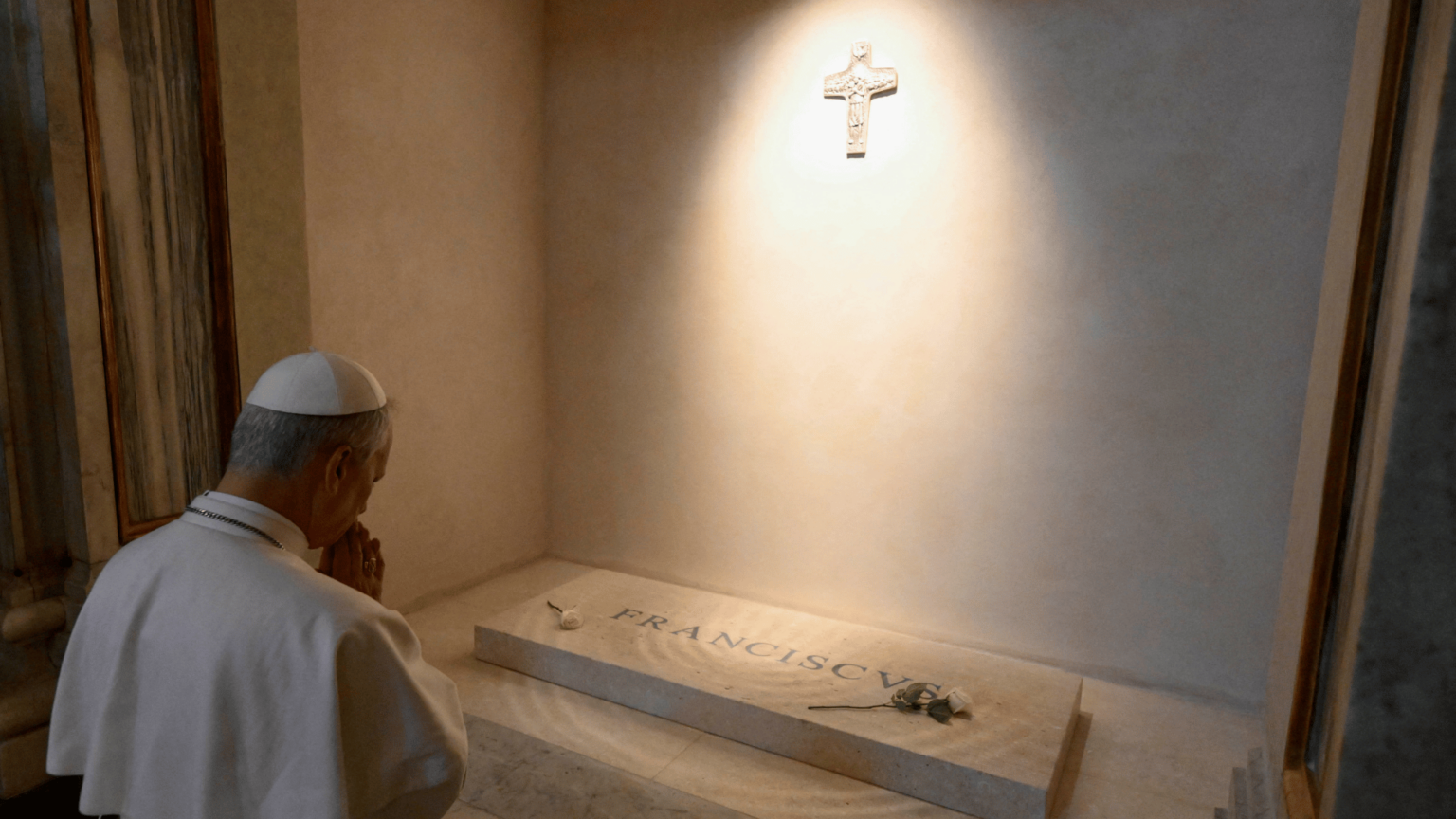 leao-XIV-em-santa-maria-maior-tumulo-francisco_Francesco-SforzaVatican-Media-via-REUTERS-1536x864.png