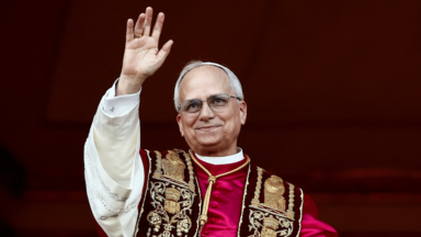 Papa Leão XIV frisa paz em sua primeira aparição aos fiéis
