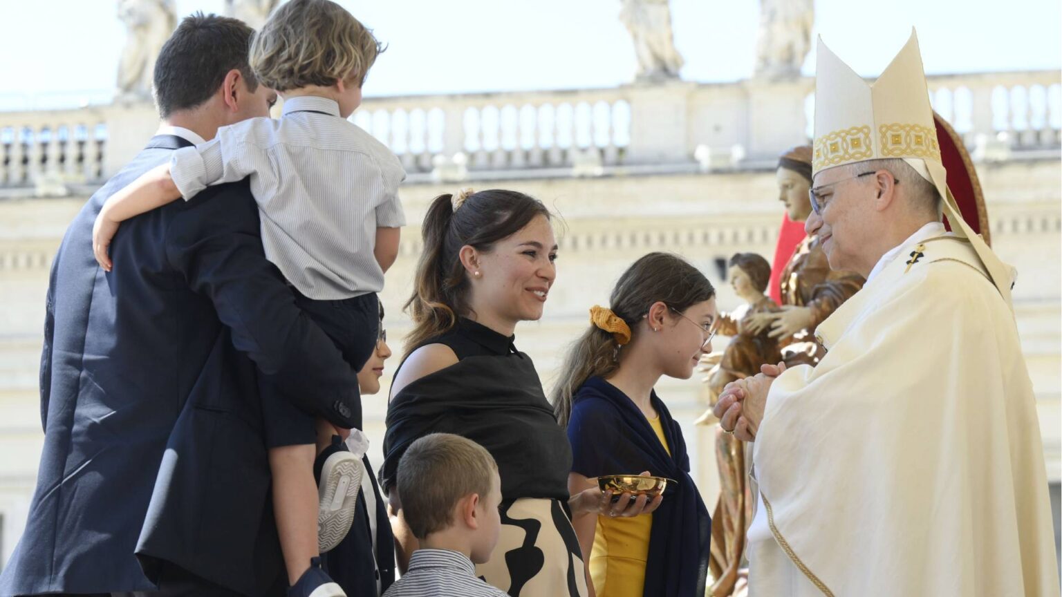 Papa-Leao-XIV-familias-fotoPhotographer_IPA-via-Reuters-Connect-1536x864.jpg
