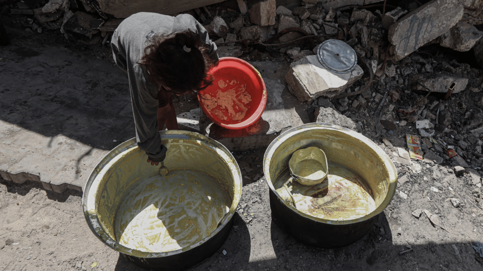 crianca-gaza-restos-comida-27-junho-2025-_-foto-Abdalhkem-Abu-Riash-Anadolu-via-Reuters-Connect-1536x864.png