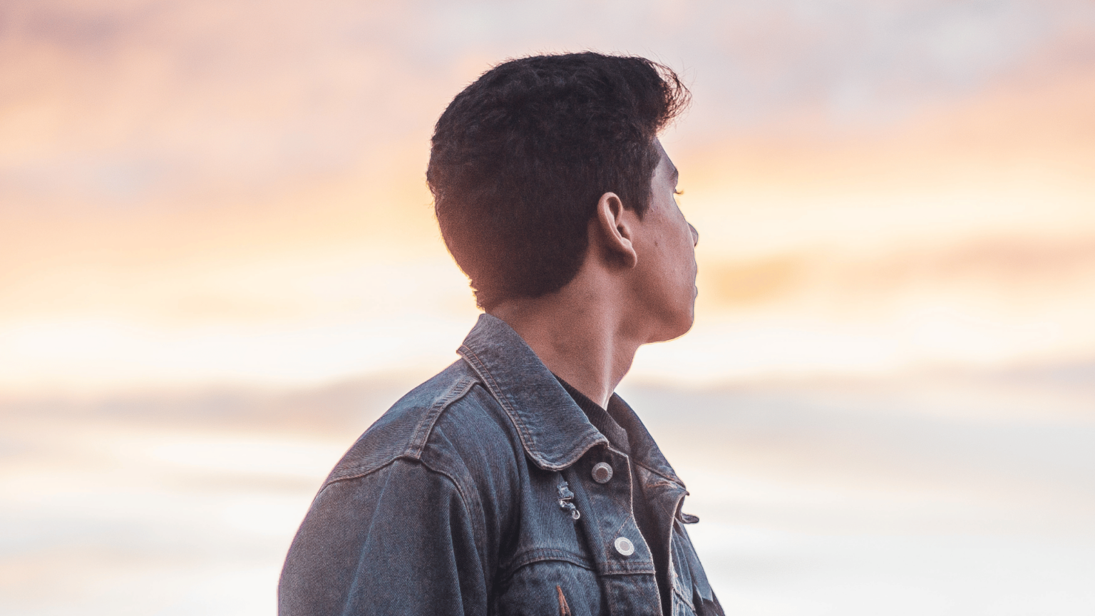jovem-olhando-para-cima-_-foto-amin-weslati-de-Pexels-1536x864.png