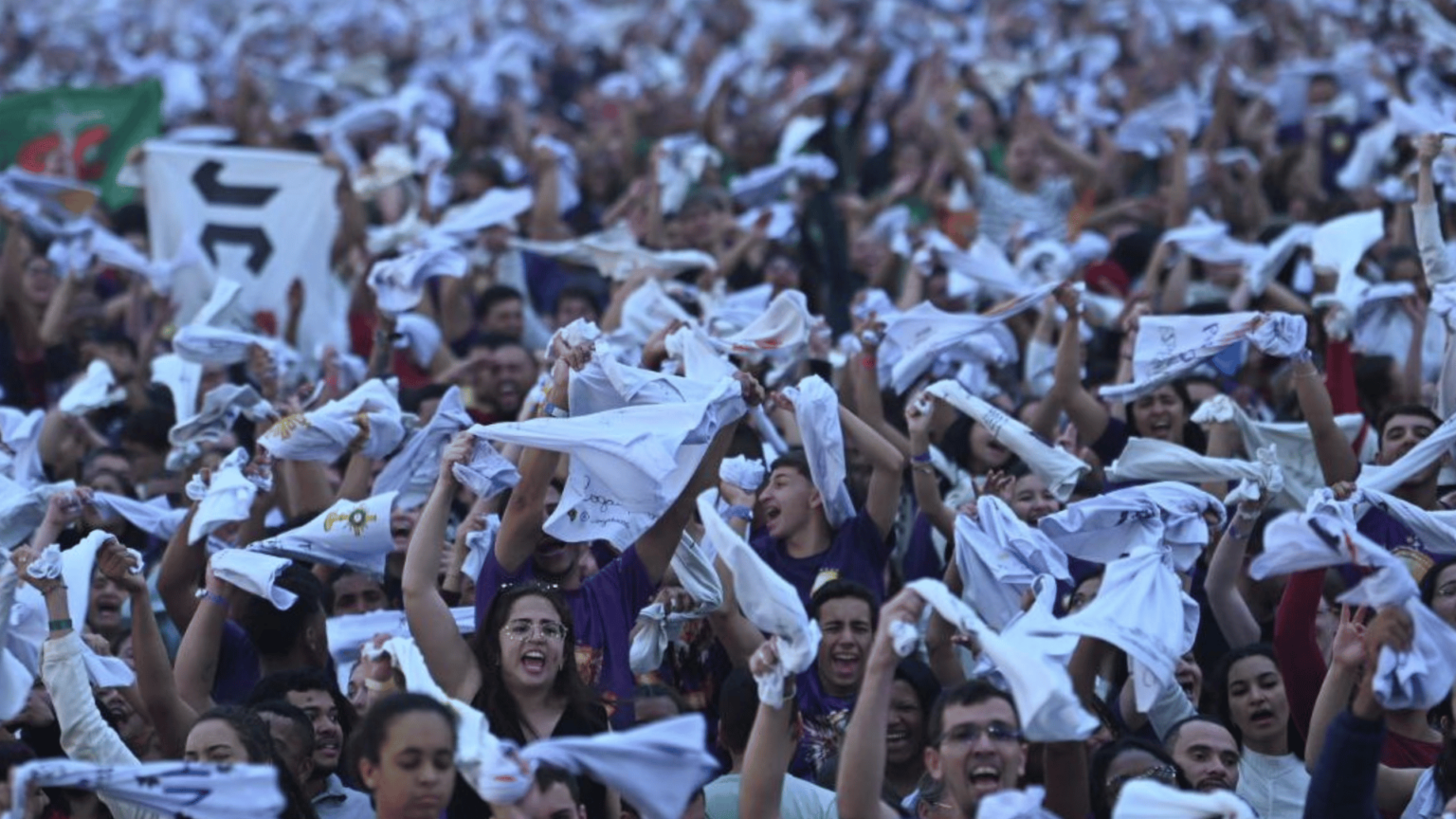 peregrinos-com-camisas-brancas-giro-das-camisetas-acampamento-phn-2025-_-foto-bruno-marques-1536x864.png