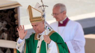 Papa incentiva o amor consistente: relações superficiais paralisam a alma