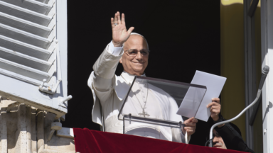 Papa: “cada um de nós pode ser uma pequena luz se acolher Jesus”