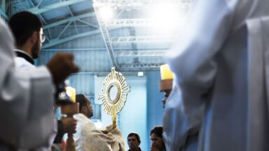 Durante a Missa, corações ao alto, e não celulares ao alto