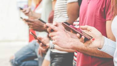 Em que os modismos influenciam nos jovens?