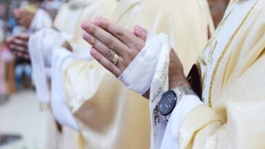 O padre secular, a oração e o culto eucarístico