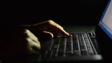 Web namoro: os desafios da autenticidade no ambiente digital
