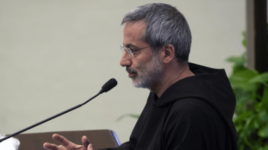 Padre: felicidade é aprender a abraçar a realidade mesmo quando dói