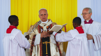 Deus dá coragem para enfrentar o mal e construir o bem, diz Papa