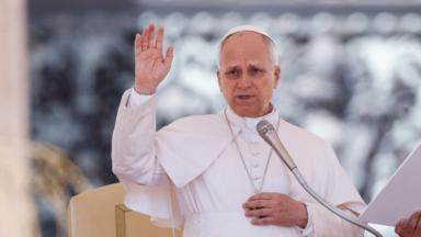 Papa vê esperança em trégua entre EUA e Irã e pede oração pela paz