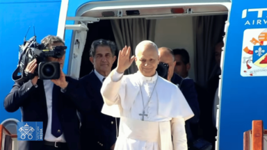 Papa se despede da Argélia e segue para Camarões