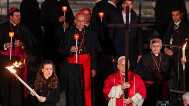 Papa Leão XIV carrega a cruz na Via Sacra no Coliseu em Roma