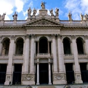 Imagem da parte externa da Basílica de Latrão