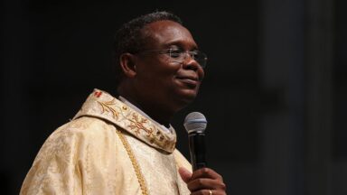 Os pecados nos afastam da presença de Deus