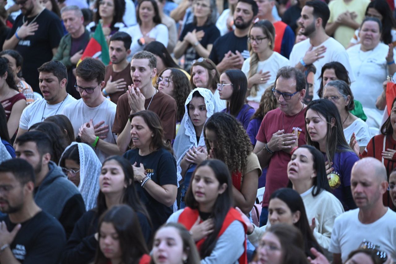 Fiéis em oração - Santa Missa - Foto: Daniel Xavier/Canção Nova
