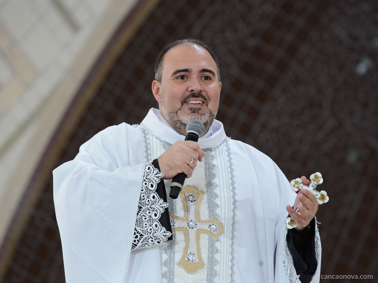 "Padre Bruno Costa pregando no PHN 2025 sobre Salvação, Esperança e Júbilo