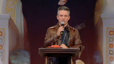 Maria une a Igreja em Pentecostes
