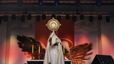 Quem como Deus?