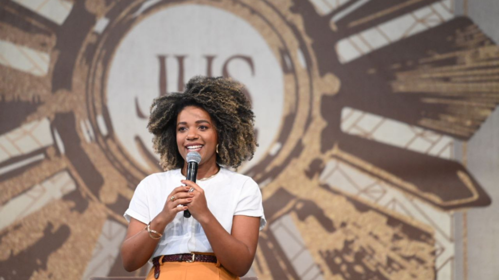 Cristiane-Almeida-I-Feliz-quem-se-compraz-no-servico-do-Senhor-1024x576.png