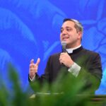 Padre Sidney Dias no Hosana Brasil 2025 refletindo o tema "Restaura-nos, ó Deus, nosso Salvador!"