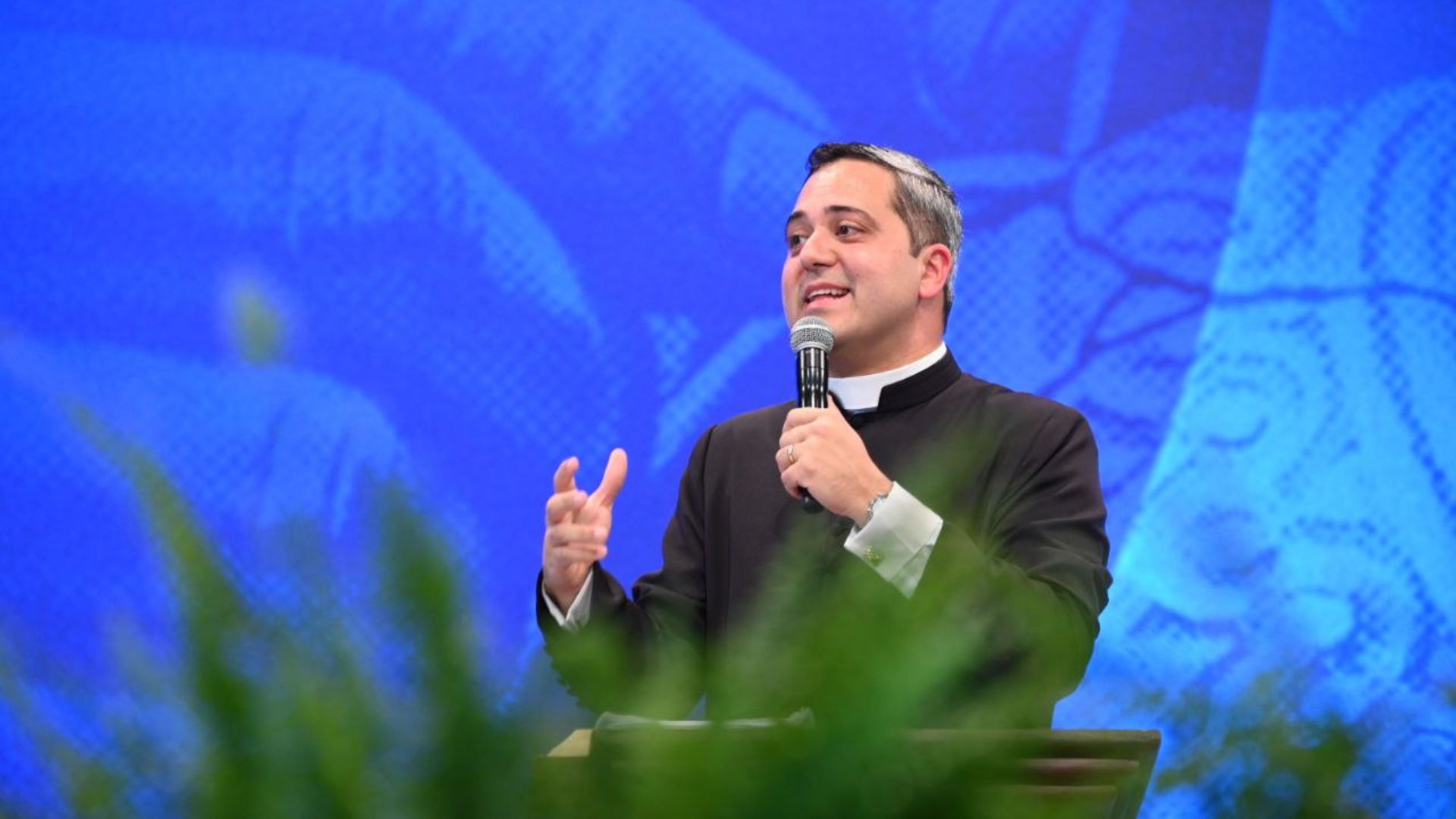 Padre Sidney Dias no Hosana Brasil 2025 refletindo o tema "Restaura-nos, ó Deus, nosso Salvador!"