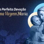 Banner horizontal (1920x1080) com fundo azul escuro estrelado e flores em tom sobreposto na parte inferior. À esquerda, o texto em destaque diz: “Natureza da Perfeita Devoção à Santíssima Virgem Maria”, com a primeira parte em branco e a segunda em dourado. À direita, há uma ilustração clássica em tons de azul da Virgem Maria segurando o Menino Jesus, ambos com expressão serena, sobre formas circulares em azul claro e bege, além de uma linha curva dourada que atravessa a composição.