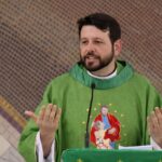 Padre Donizete Heleno celebra a Santa Missa no Rebanhão da Canção Nova em Cachoeira Paulista.
