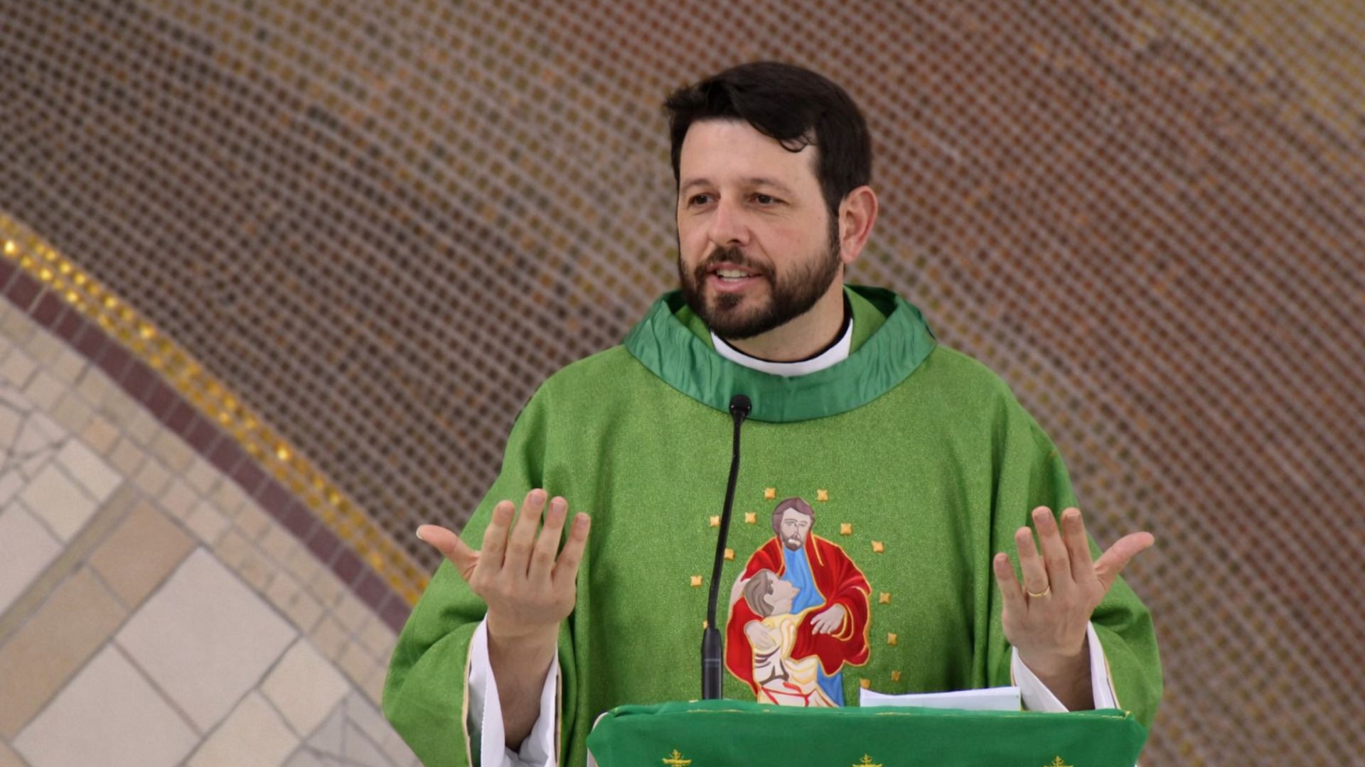 Padre Donizete celebra a Santa Missa no Rebanhão da Canção Nova em Cachoeira Paulista.