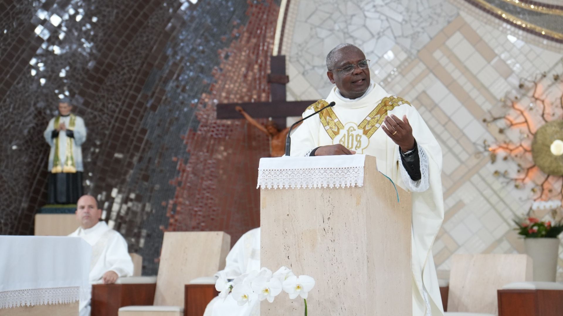 Padre José Augusto celebra a Santa Missa no Rebanhão da Canção Nova em Cachoeira Paulista.