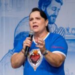 Descubra como o milagre de Nossa Senhora Aparecida transforma escassez em abundância. Lica partilha testemunhos impactantes e o segredo da consagração. Ela veste uma camiseta azul e preta e tem cabelo preto preso. Tema " Das águas à graça Deus visita o seu povo"