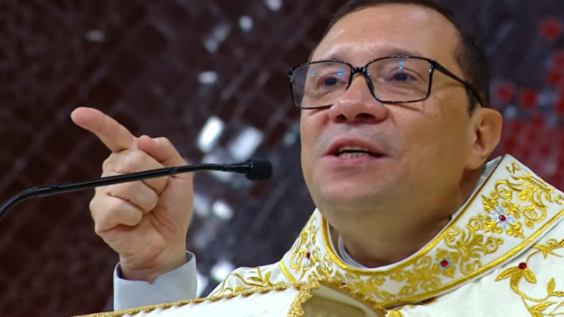 Padre Wagner Ferreira celebra a Santa Missa do Lava-pés na Canção Nova em Cachoeira Paulista