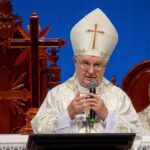 Bisco vestindo paramentos solenes e mitra, profere a homilia durante a Santa Missa. Tema: "A Eucaristia e a Missão das Mães que Oram"