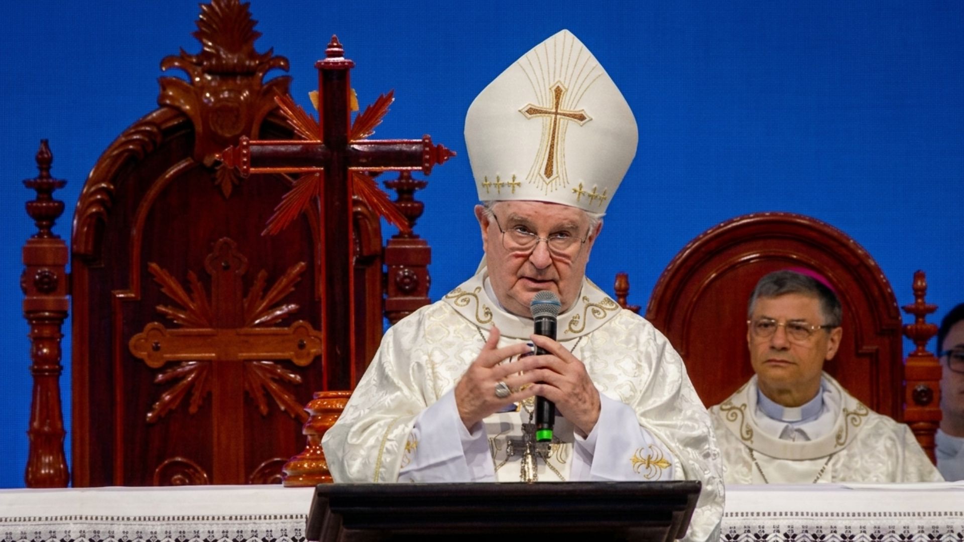 Bisco vestindo paramentos solenes e mitra, profere a homilia durante a Santa Missa. Tema: "A Eucaristia e a Missão das Mães que Oram"