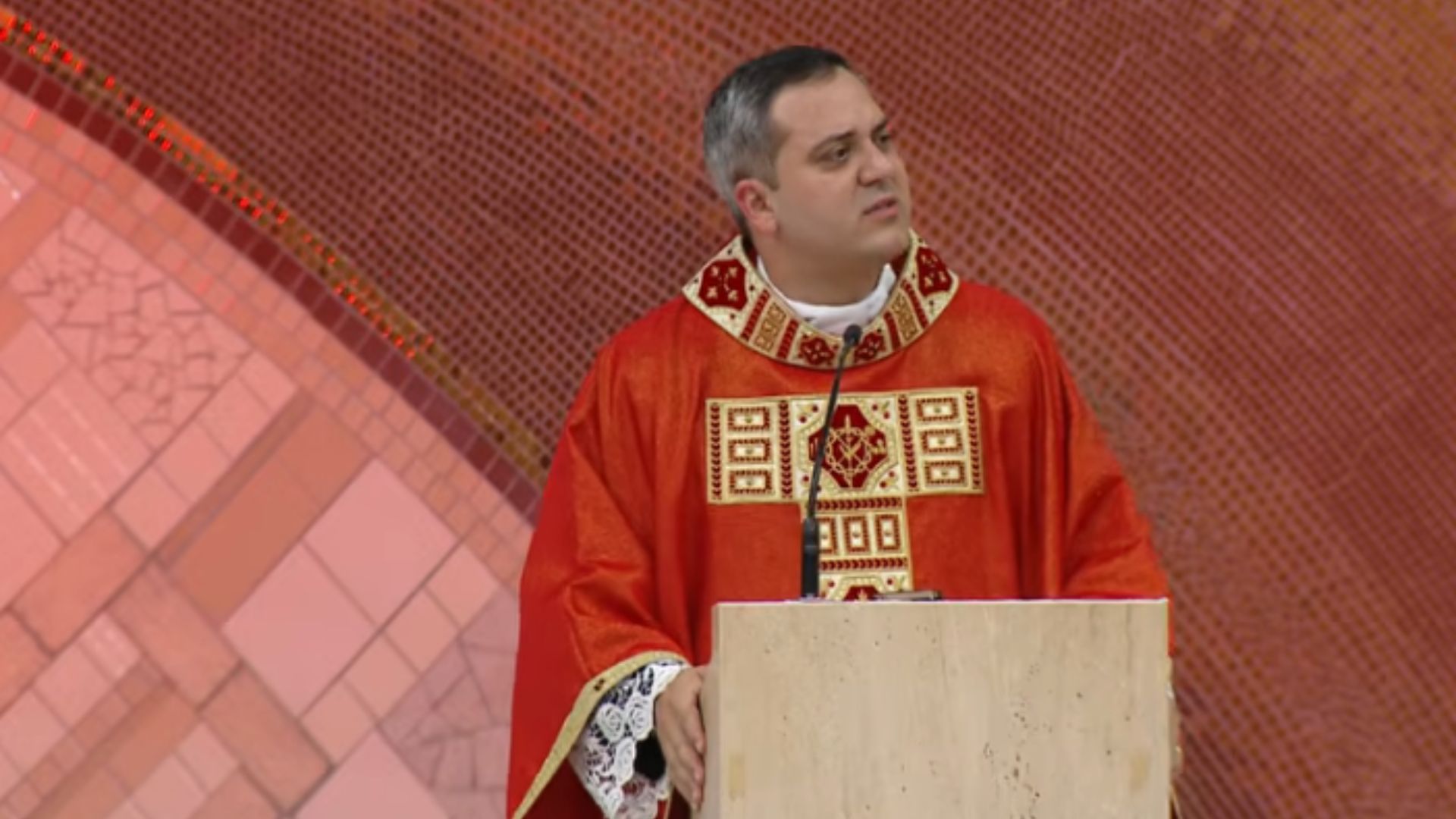 Padre Sidney Dias celebra as Funções da Sexta-feira Santa na Canção Nova em Cachoeira Paulista
