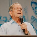 Descubra o que significa ser Igreja com Maria. O Prof. Felipe Aquino explica o papel de Maria como Mãe da Igreja e a Mediação das Graças pelo mundo.