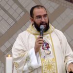 Descubra por que Jesus é o único caminho para o Pai e como a Igreja cuida das dimensões humana e espiritual através dos sacramentos e da caridade.