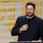 Você sabia que a Eucaristia não é apenas um preceito, mas o combustível para a sua santidade? Descubra o mistério de ser assimilado por Cristo.