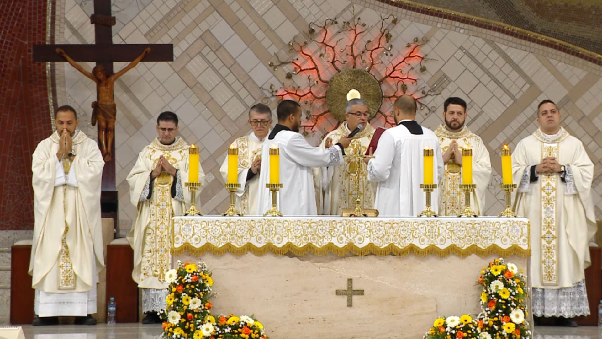 Padre Roger Luís preside a Santa Missa de Corpus Christi 2026 na Canção Nova