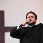 Pe. Mário Sartori prega no Acampamento de Cura Interior na Canção Nova em Cachoeira Paulista/SP