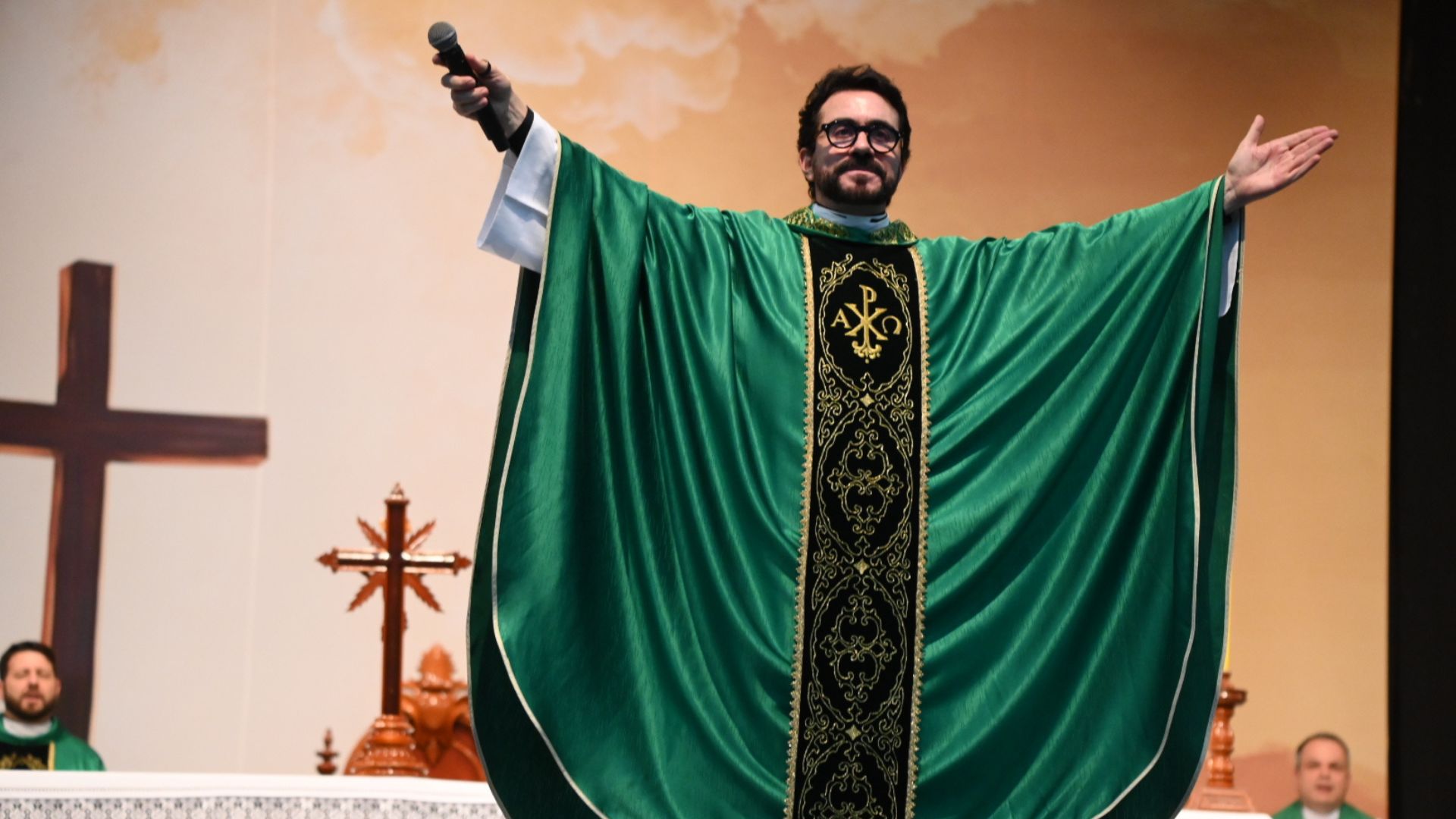 Padre Fábio de Melo prega no Acampamento de Cura Interior na Canção Nova em Cachoeira Paulista/SP