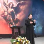 Padre Fábio Galdino prega no Acampamento Cura e Libertação na Canção Nova em Cachoeira Paulista/SP