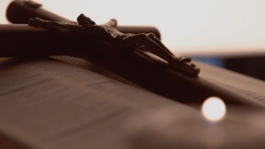 A ejemplo de san Mateo, elige seguir a Jesús