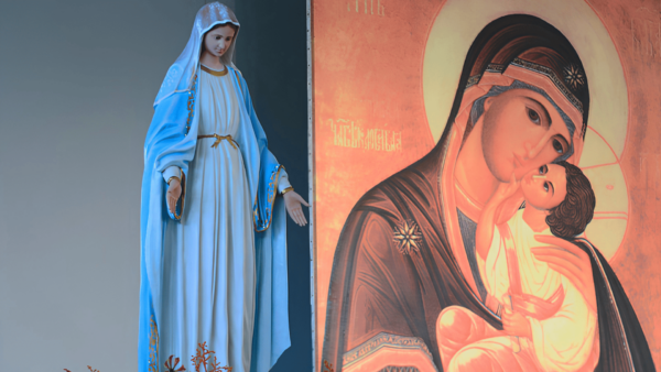 Rosário - Imagem sacra de Nossa Senhora das Graças ao lado de um ícone bizantino da Virgem Maria com o Menino Jesus.