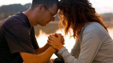 A perfeita unidade do casal é cultivada pela oração