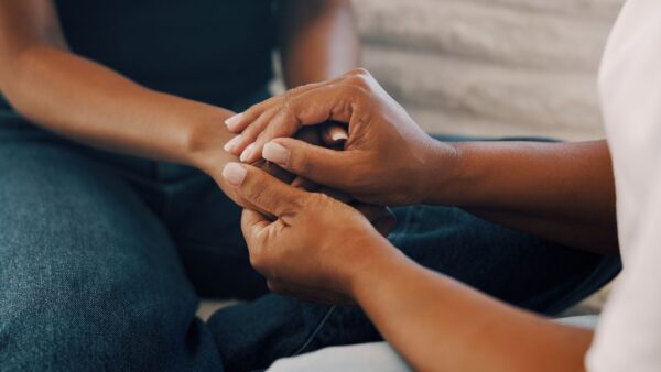Mãos de duas pessoas em um gesto de cuidado e acolhimento, simbolizando apoio, carinho e solidariedade nos relacionamentos.