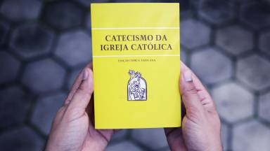 O que diz o Catecismo da Igreja Católica sobre a Eucaristia?