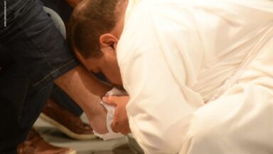 O significado profundo do Lava-pés: o Deus que se faz servo