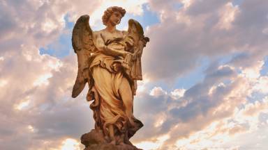 Quem são e como foram criados os santos anjos do Senhor?