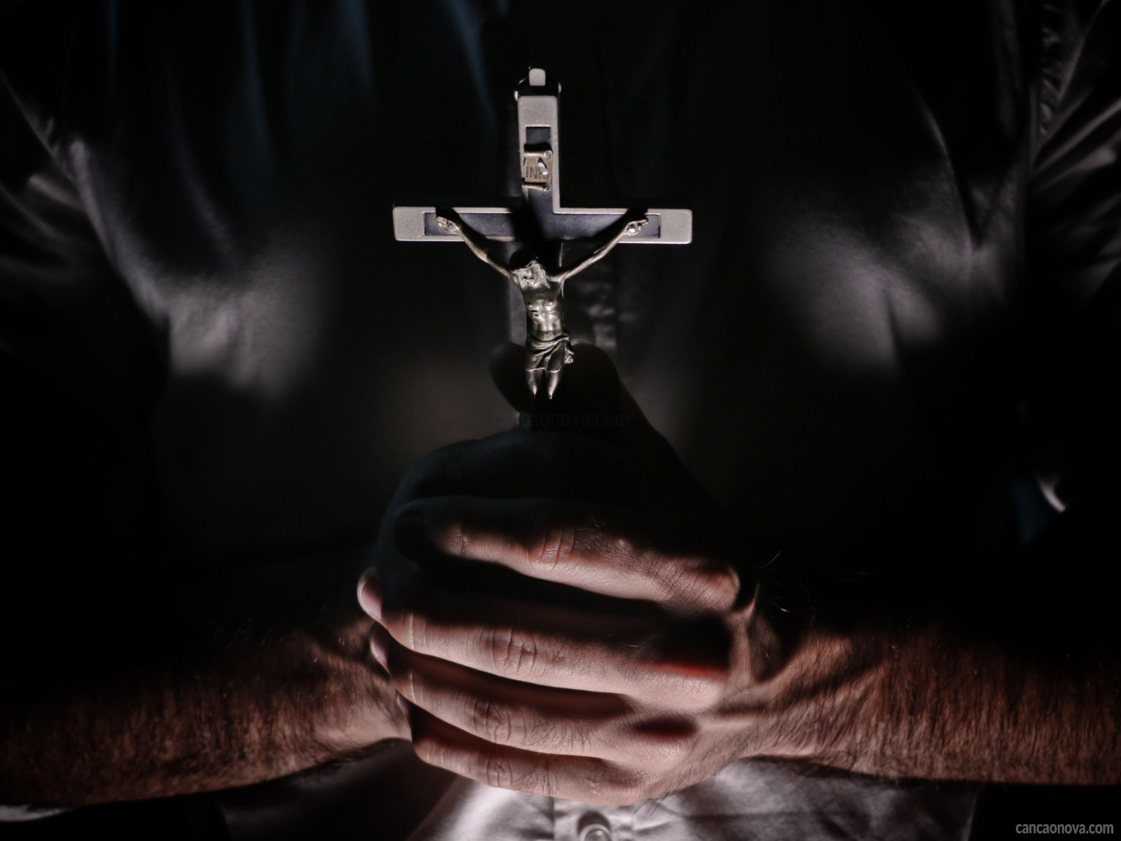 O que é a prática do exorcismo e quem pode ministrá-lo?